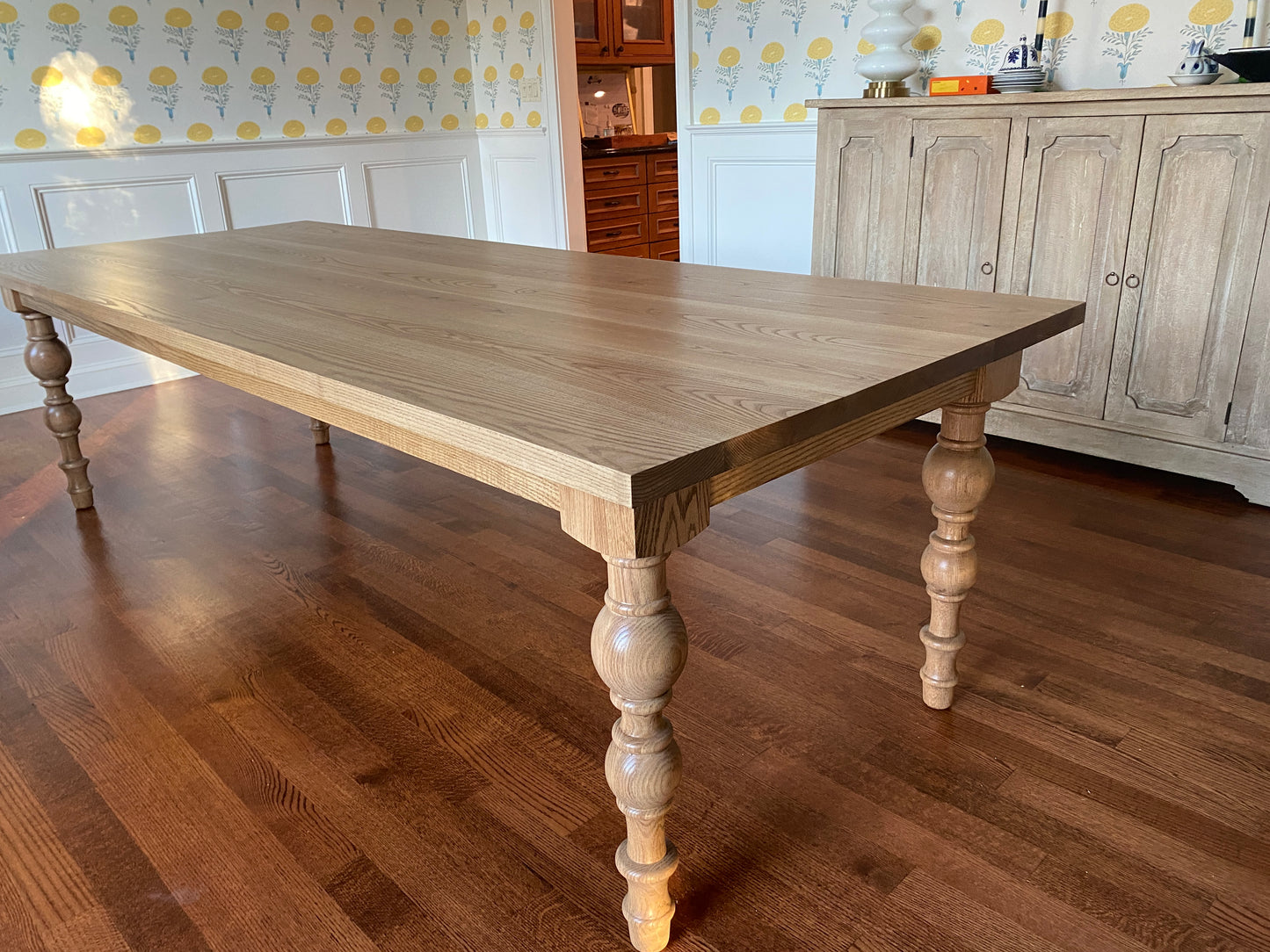 Bellvale Modern Turned Leg Table